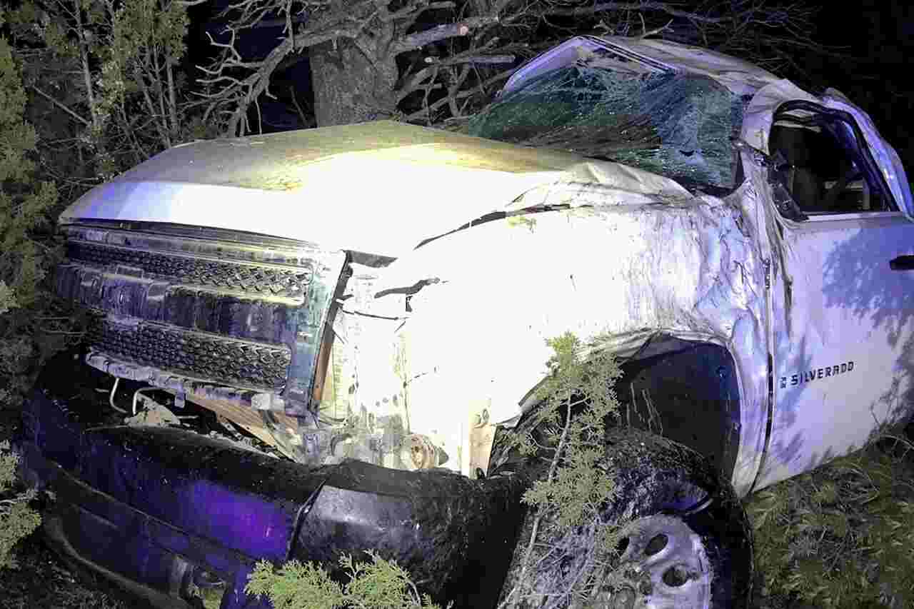 Adolescente de 13 anos bêbado capota carro "roubado" durante passeio em alta velocidade na contramão