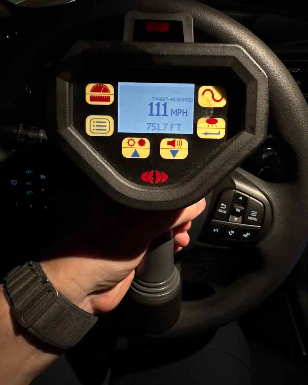 Adolescente de 13 anos bêbado capota carro "roubado" durante passeio em alta velocidade na contramão