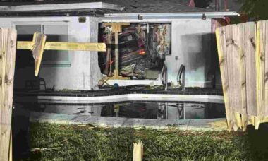 Motorista de SUV deixa 3 feridos após sofrer emergência médica, sobrevoar piscina e bater em casa
