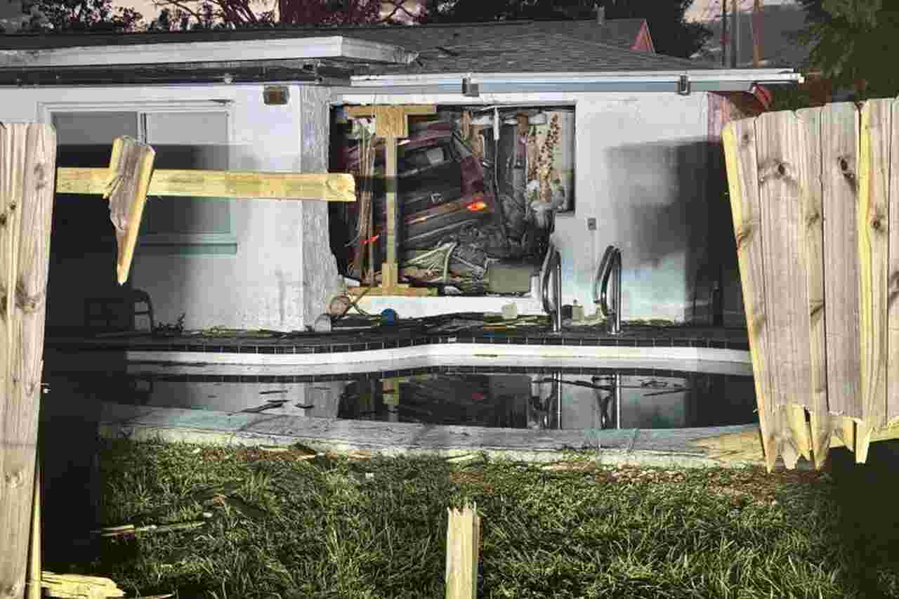 Motorista de SUV deixa 3 feridos após sofrer emergência médica, sobrevoar piscina e bater em casa