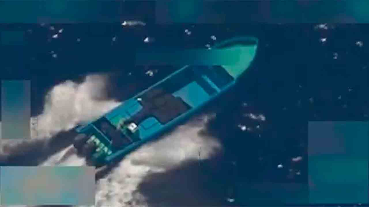 Barco de cartel destruído no Oceano Pacífico. Foto: Secretary of War Pete Hegseth / X @SecWar