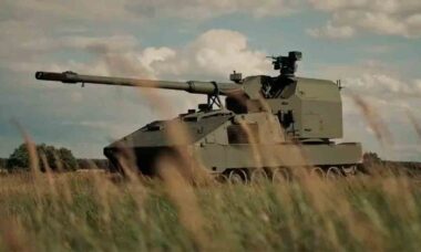 KNDS Deutschland apresenta o novo RCH 155 TRACKED, versão rastreada do canhão autopropulsado RCH 155. Foto: KNDS