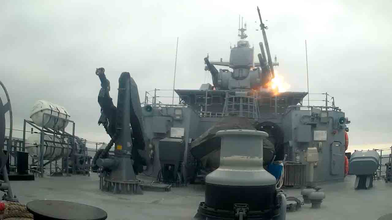Une vidéo montre le navire lance-missiles "Buria" tirant avec le système Pantsir-M en mer Baltique