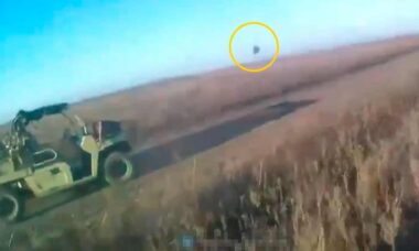 Veículo Desertcross 1000-3 abandonado por soldados russos antes de ser atingido por drone FPV ucraniano. Foto: Reprodução/Telegram