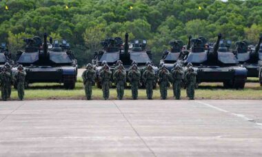 Taiwan inaugura primeiro batalhão equipado com tanques Abrams M1A2T. X @MoNDefense