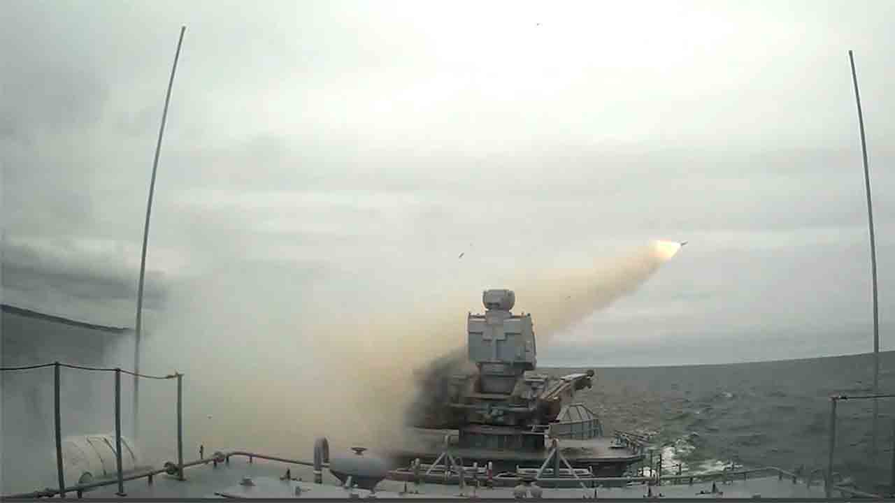 Une vidéo montre le navire lance-missiles "Buria" tirant avec le système Pantsir-M en mer Baltique
