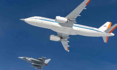 A320 ATRA modificado da Airbus encontra Eurofighter em voo de teste na Alemanha. X @AirbusDefence