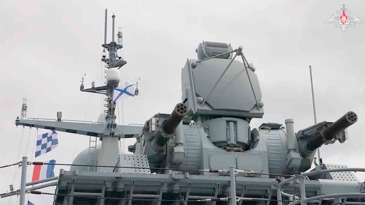 Une vidéo montre le navire lance-missiles "Buria" tirant avec le système Pantsir-M en mer Baltique