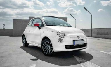 Mulher morre após ficar presa em janela de Fiat 500