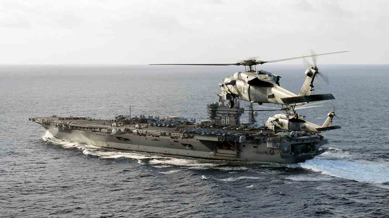 ABD Donanmasına ait MH-60R Seahawk helikopterleri, 21 Haziran 2013’te USS Nimitz (CVN 68) uçak gemisinin üzerinde uçarken – HSM-75 filosu