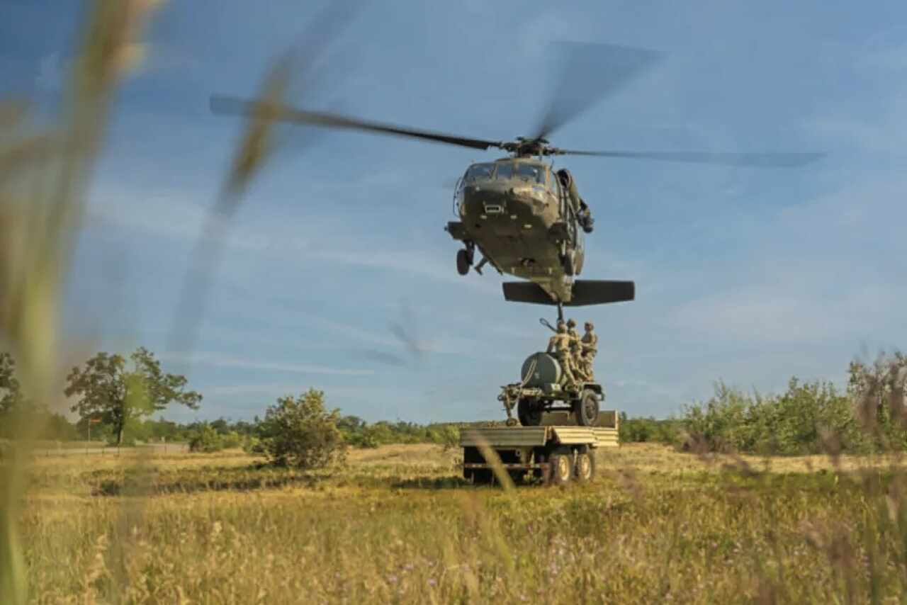 US Militærøvelse Tester UH-60 Black Hawk Helikopteren