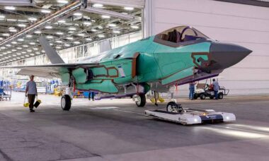 Primeiro F-35A finlandês concluído na linha de montagem da Lockheed Martin. Foto: Lockheed Martin Europe