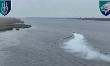 Vídeo: barco russo é atingido em cheio durante tentativa de desembarque no Dnipro. Telegram @official40obrbo