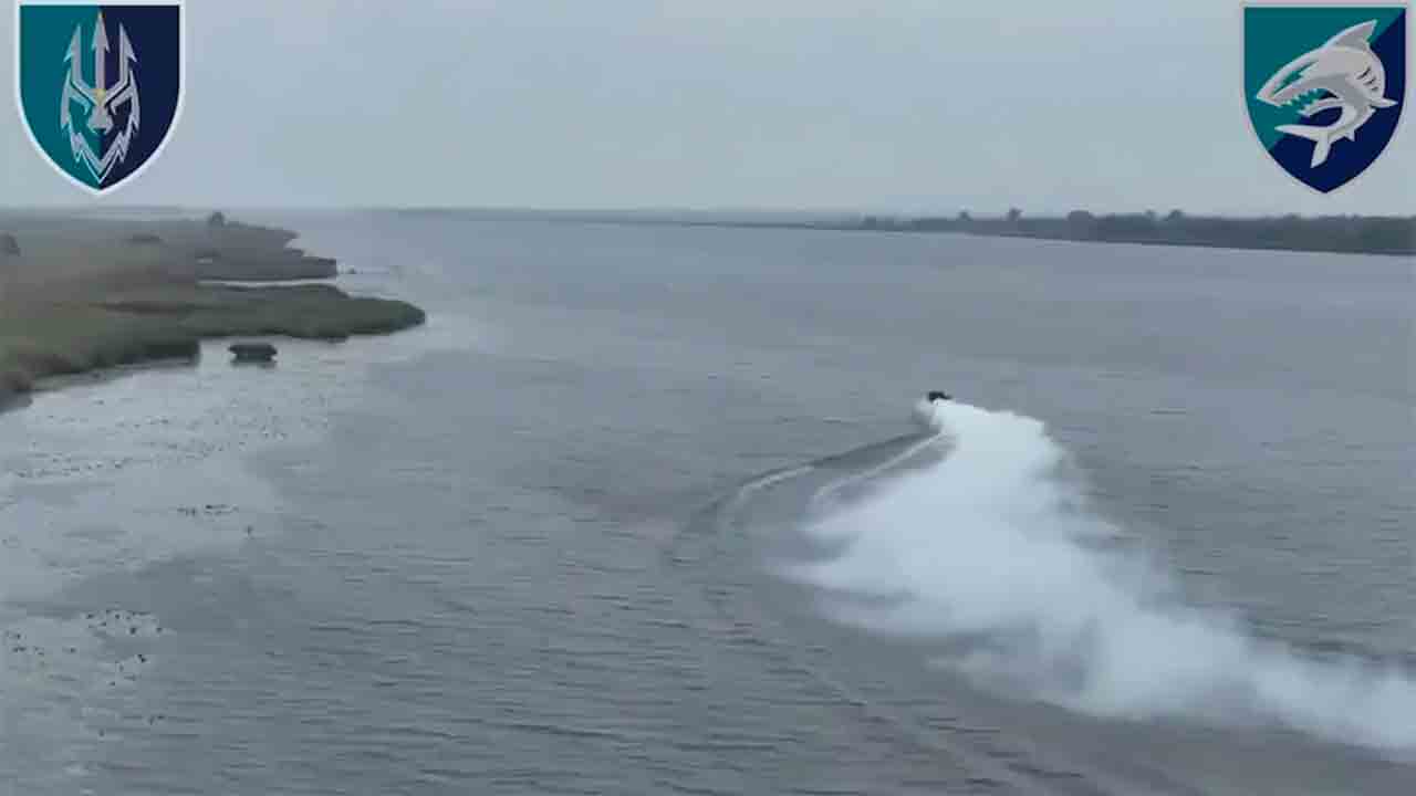Video: barca russa colpita in pieno durante un tentativo di sbarco sul Dnipro. Telegram @official40obrbo