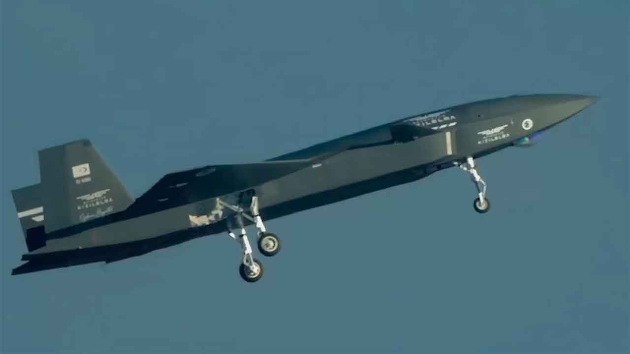 Bayraktar KIZILELMA utstyrt med ASELSANs MURAD 100-A AESA-radar. Foto: Baykar