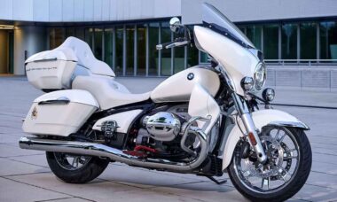 BMW R 18 Transcontinental assinada pelo Papa é leiloada por mais de US$ 150 mil