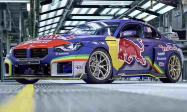Vídeo: BMW M2 com mais de 1.000 cv faz drift dentro de uma fábrica de automóveis