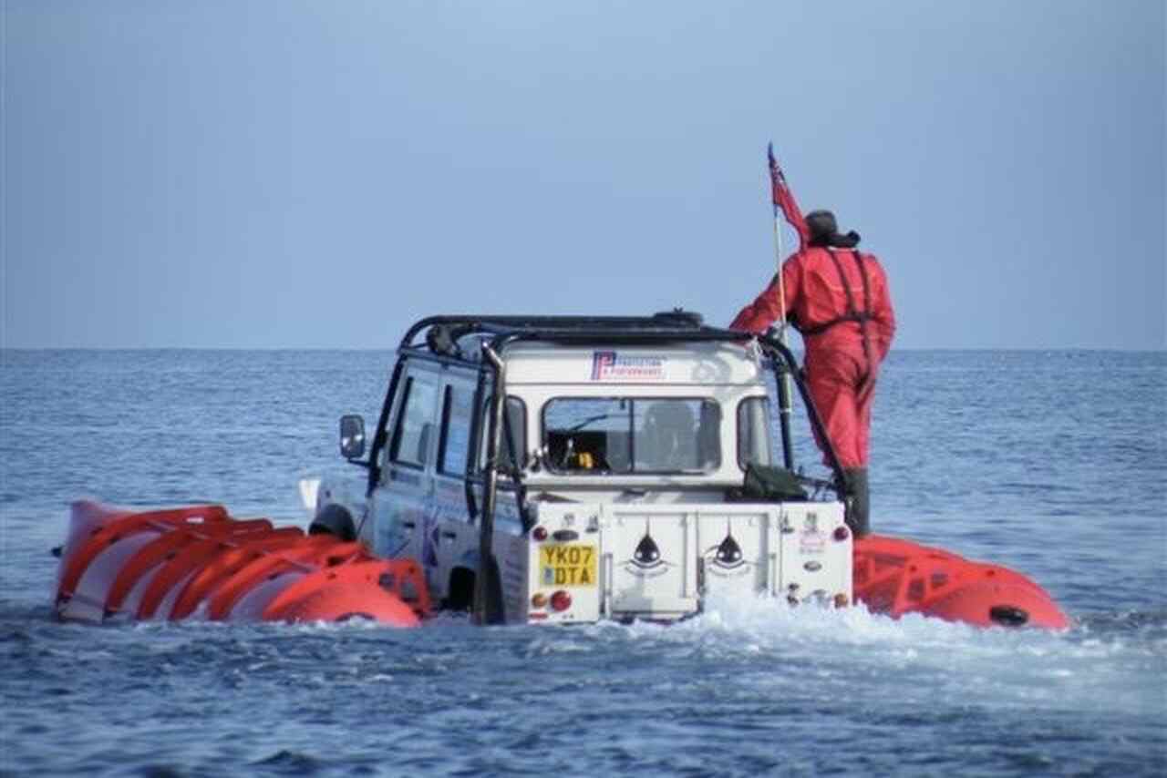 Modifizierter Land Rover Defender, der die Beringstraße überquerte, wird versteigert