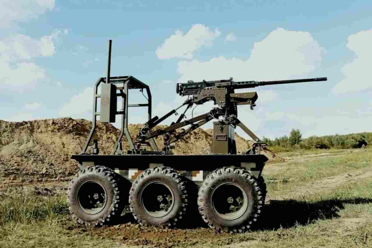 Ukrainische Boden-Drohne Ravlyk erhält Maschinengewehr und Granatwerfer