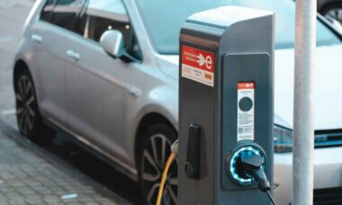 País europeu deve se tornar primeiro a vender apenas carros 100% elétricos
