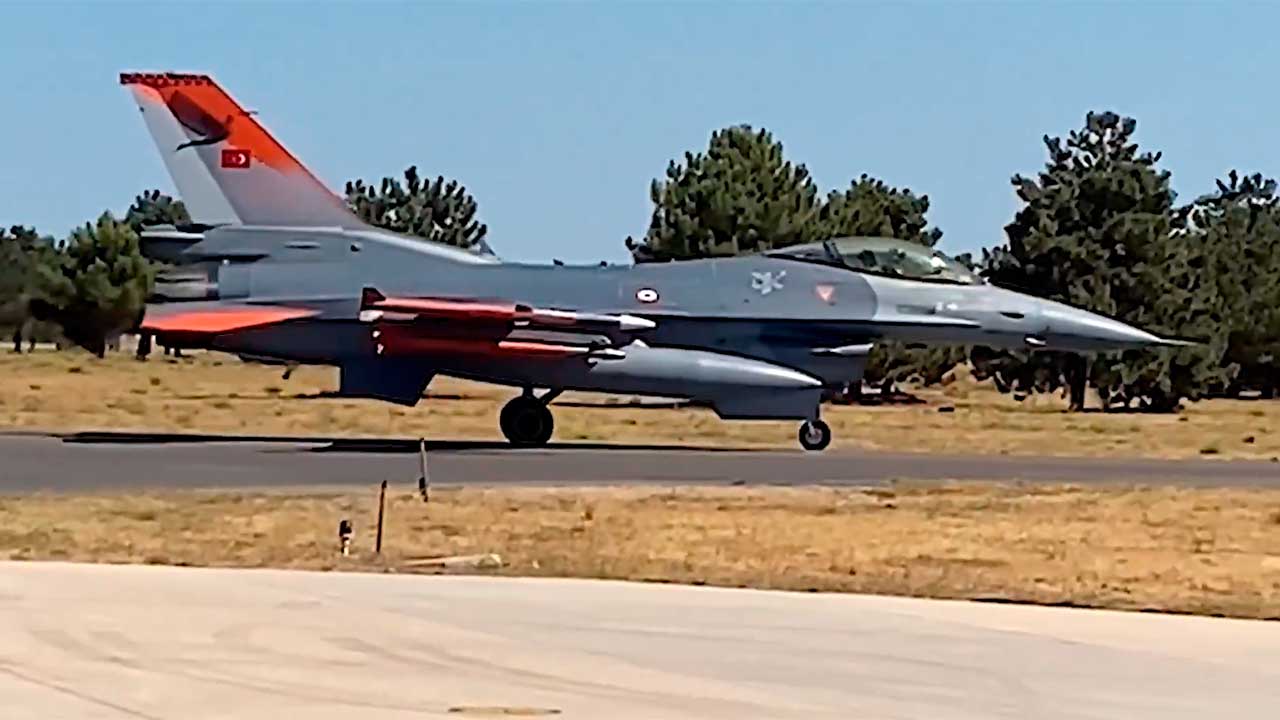 Vídeo: F-16 turco testa mísseis ar-ar do projeto GÖKTUĞ. X @SavunmaSanayiST
