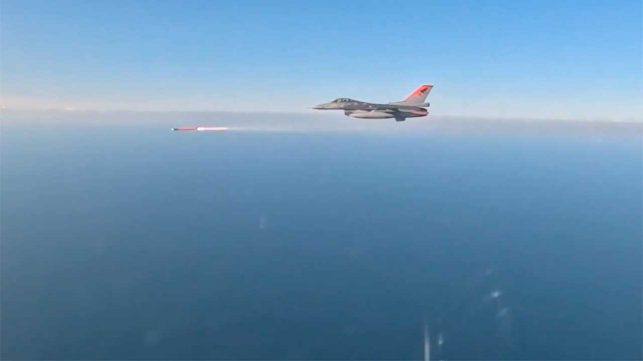 Vídeo: F-16 turco testa mísseis ar-ar do projeto GÖKTUĞ. X @SavunmaSanayiST