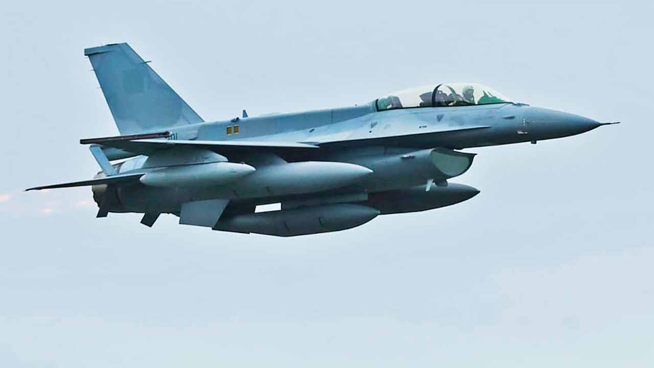 O primeiro F-16 da Bulgária chega ao país (Foto: Governo da Bulgária)