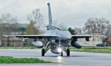 O primeiro F-16 da Bulgária chega ao país (Foto: Governo da Bulgária)