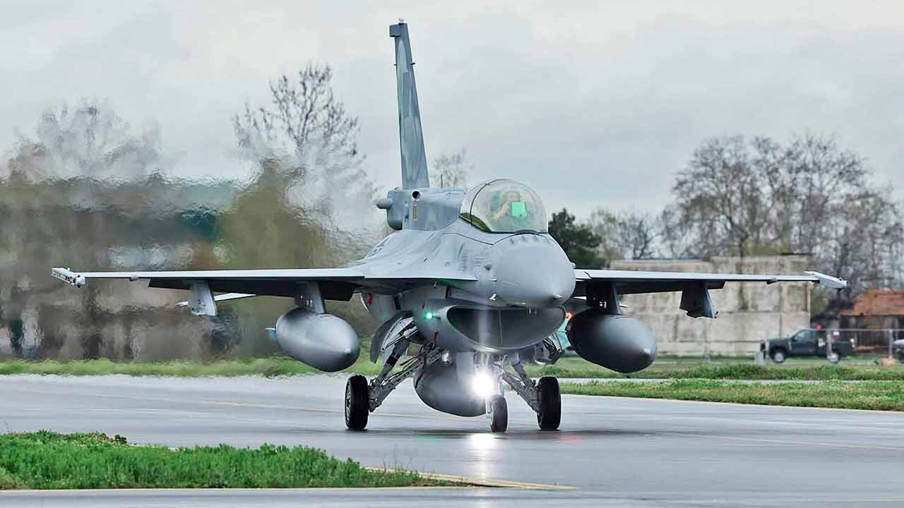 O primeiro F-16 da Bulgária chega ao país (Foto: Governo da Bulgária)