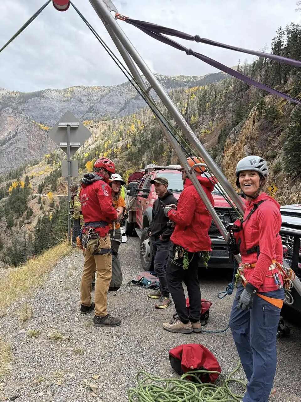 Miracle : Un conducteur secouru avec des blessures légères après une chute de 91 mètres dans un ravin