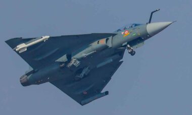 Caça leve Tejas Mk-1A durante cerimônia de inauguração da nova linha de montagem da HAL em Nashik. Foto: HAL/Divulgação