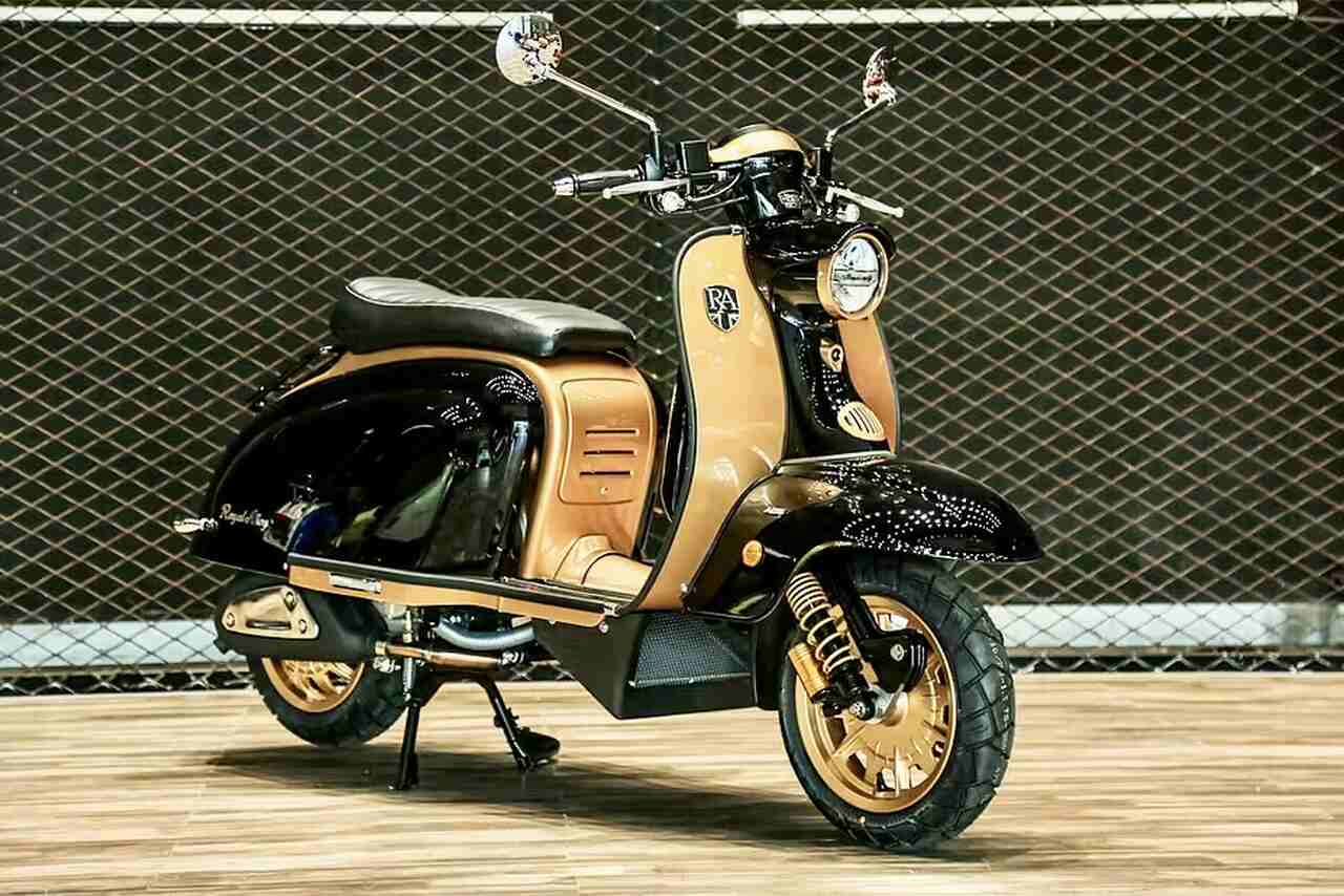 Conheça a Royal Alloy JPS 350, lambreta retrô que lembra Vespa antiga