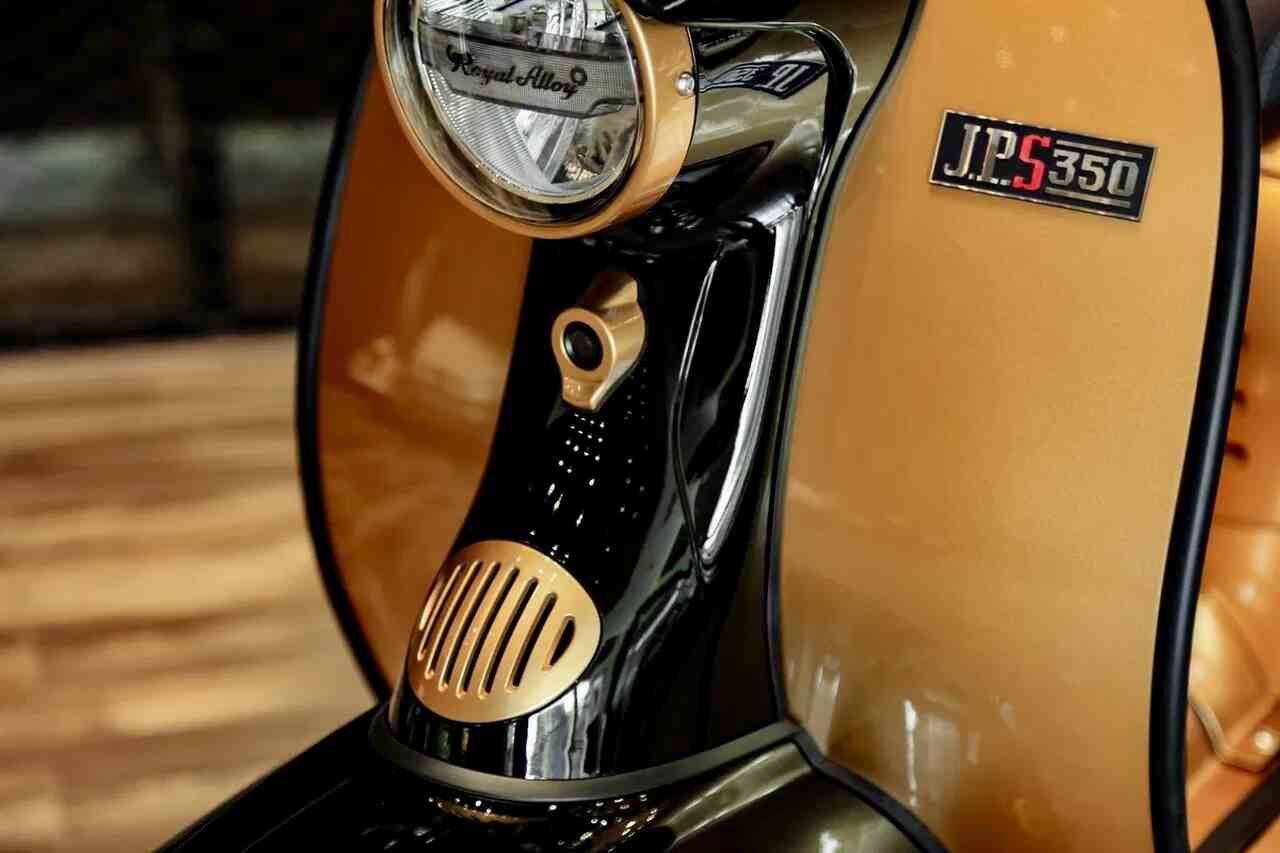 Conheça a Royal Alloy JPS 350, lambreta retrô que lembra Vespa antiga