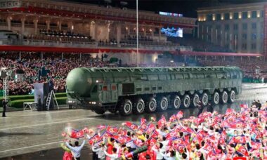 Novo míssil intercontinental norte-coreano Hwasong-20 exibido em Pyongyang. Foto: KCNA