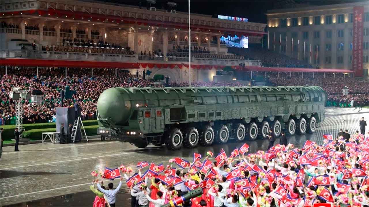 Nová severokorejská mezikontinentální raketa Hwasong-20 vystavená v Pchjongjangu. Foto: KCNA