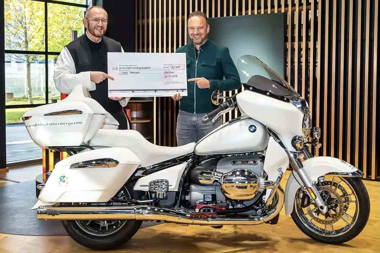 教皇が署名したBMW R 18 トランスコンチネンタル、15万ドル以上で落札