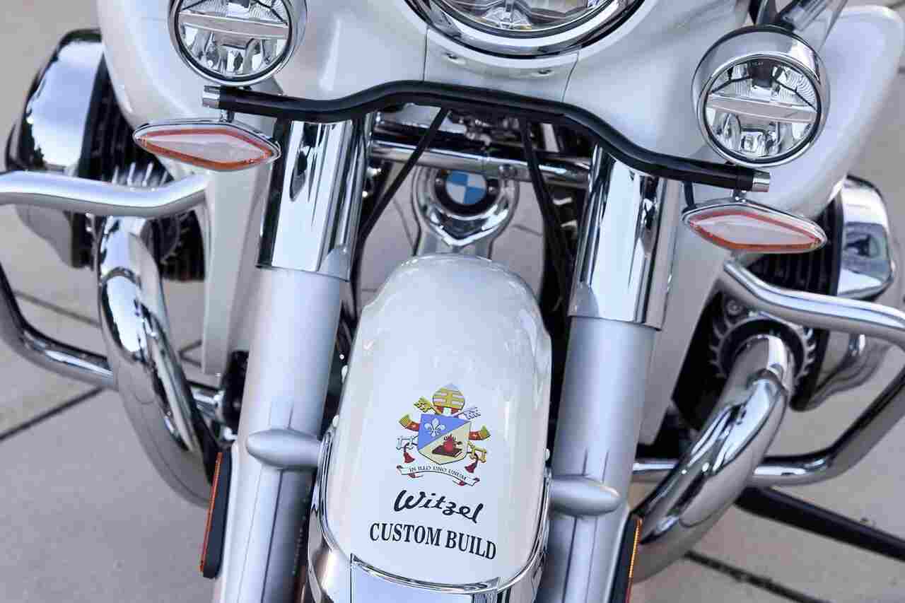 教皇が署名したBMW R 18 トランスコンチネンタル、15万ドル以上で落札
