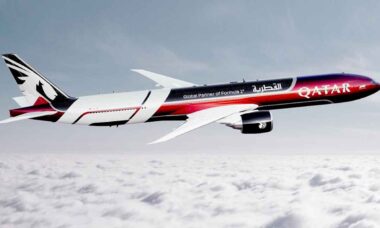 Qatar Airways apresenta pintura especial “Fórmula 1” para o Boeing 777-300ER. Foto: Qatar Airways