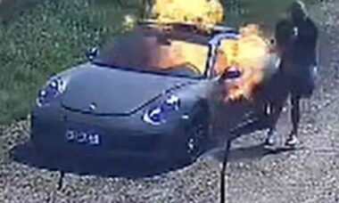 Dono de Porsche 911 é acusado de atear fogo no próprio carro antes de comunicar roubo à polícia