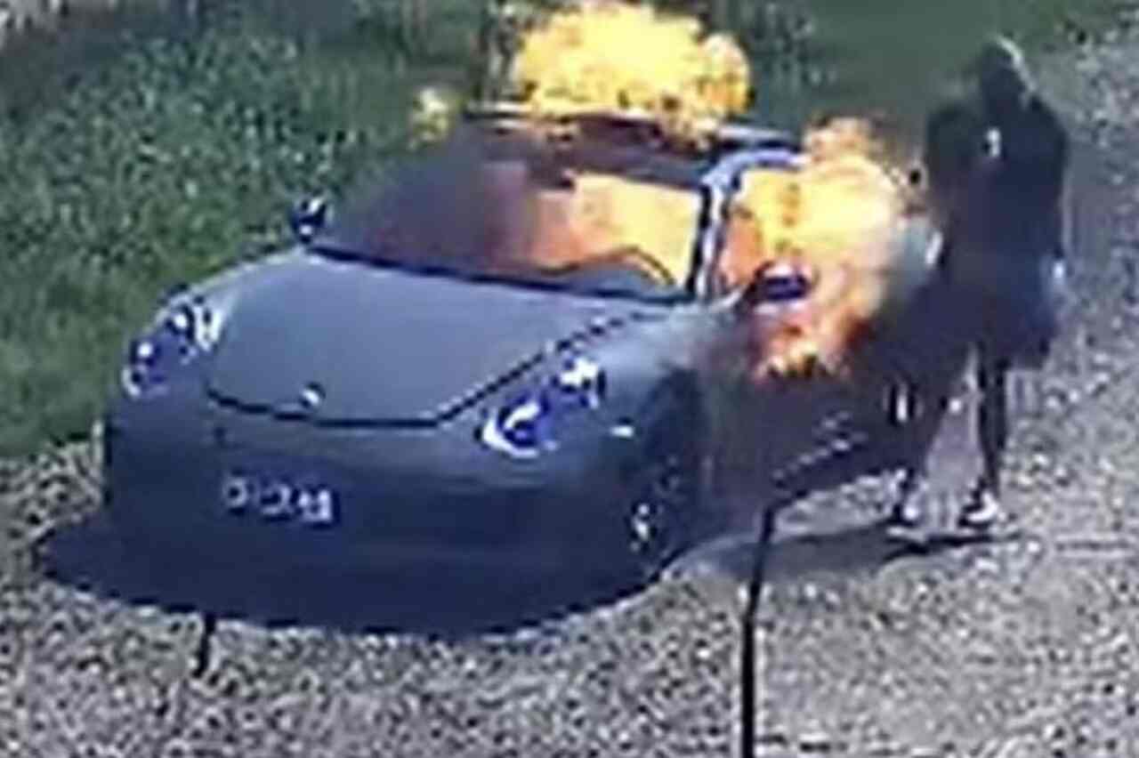 Dono de Porsche 911 é acusado de atear fogo no próprio carro antes de comunicar roubo à polícia