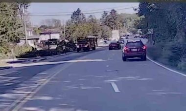Motorista de Tesla é parado pela polícia após sistema autônomo ignorar desembarque de ônibus escolar