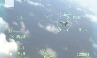 F-18 americano "atira" em F-35 britânico durante exercício no Pacífico