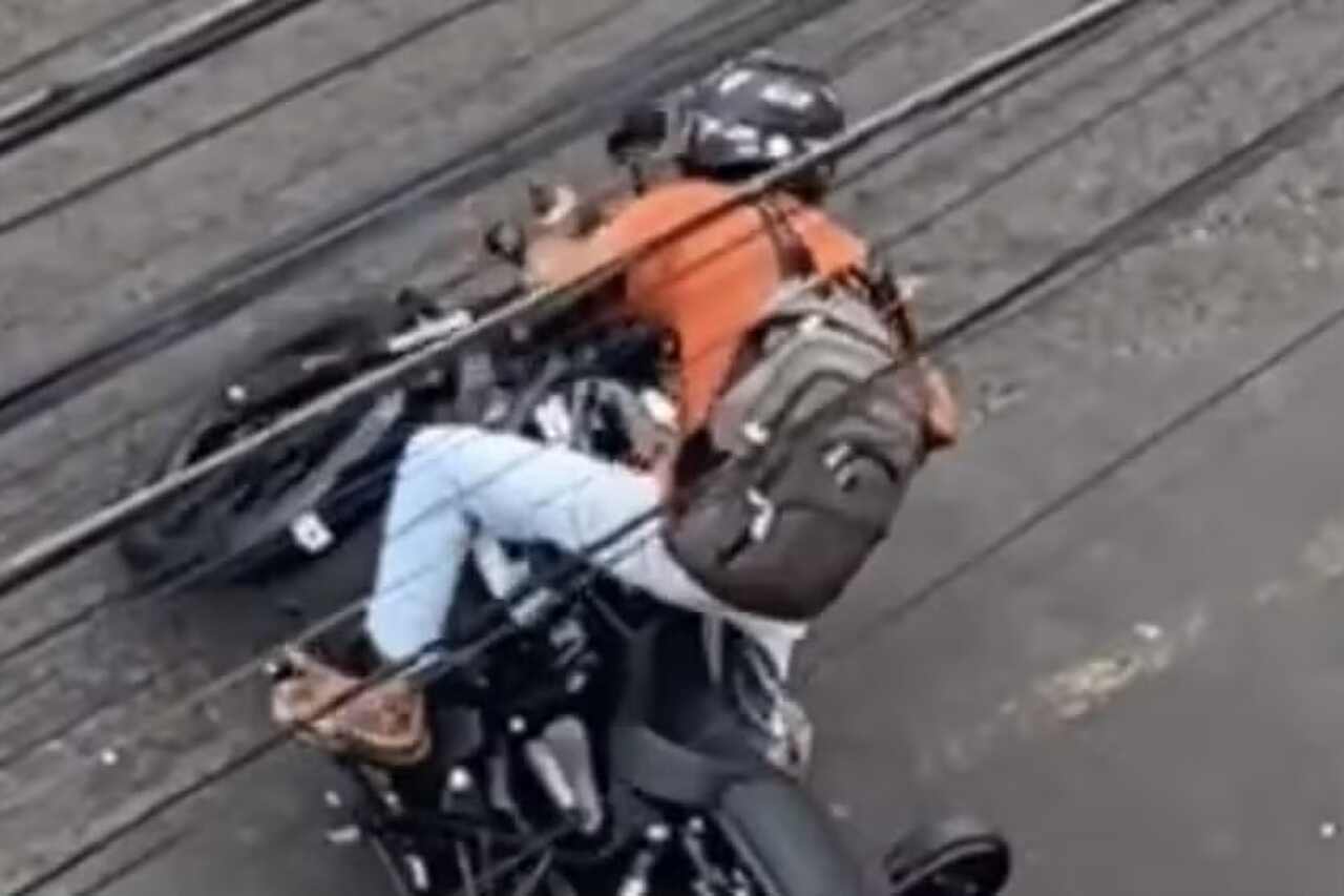 Vídeo: Ladrão abandona moto recém-furtada após três tentativas frustradas de fugir com ela no Brasil