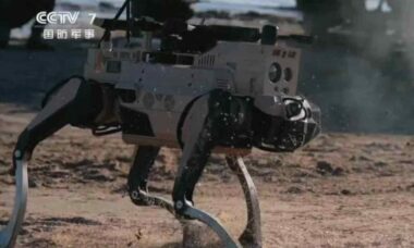 Exército chinês usa cães-robôs e drones em exercício simulado de pouso