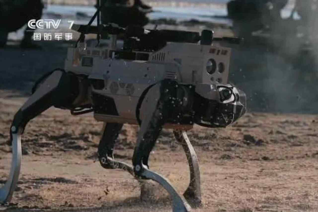 Het Chinese leger gebruikt robot-honden en drones in een gesimuleerde landings-oefening