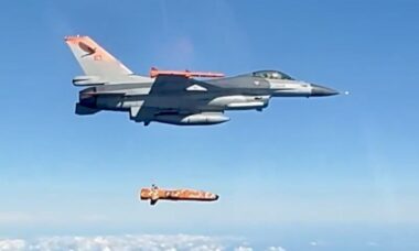 Turquia testa míssil de cruzeiro anti-navio SOM-J