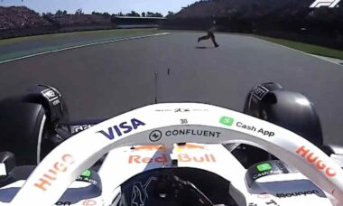 Vídeo mostra momento em que piloto de Fórmula 1 quase atropela dois fiscais na pista