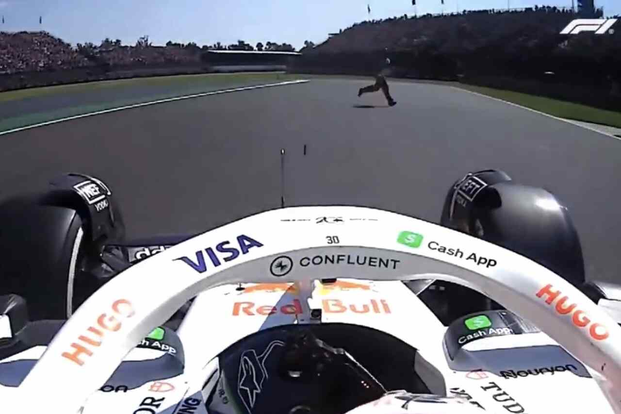 Vídeo mostra momento em que piloto de Fórmula 1 quase atropela dois fiscais na pista 