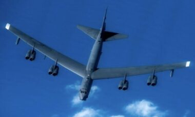 Bombardeiros B-1B dos EUA são vistos sobrevoando o litoral da Venezuela