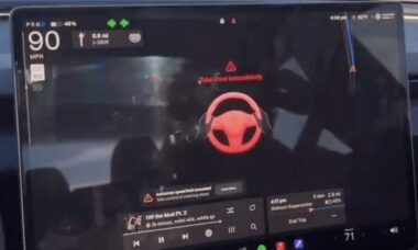 Motoristas da Tesla relatam problemas no sistema de direção autônoma após atualização recente